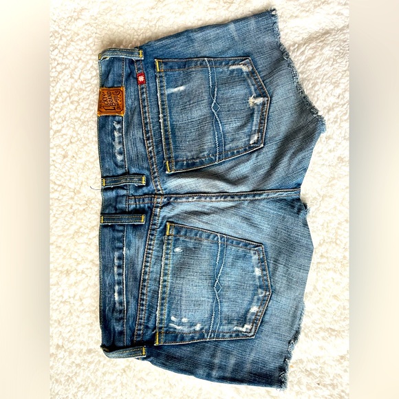 Distressed Cut off denim shorts / California closet staple! - Picture 3 of 3